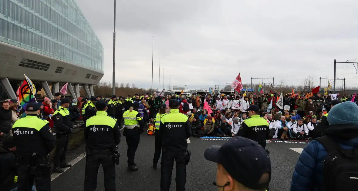 Meer dan 300 aanhoudingen bij demonstratie - Foto 17