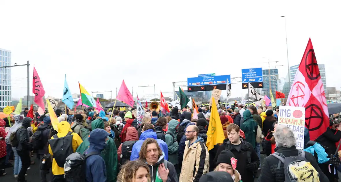 Meer dan 300 aanhoudingen bij demonstratie - Foto 5