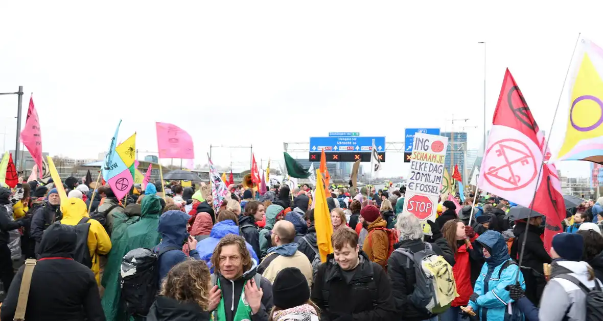 Meer dan 300 aanhoudingen bij demonstratie - Foto 6