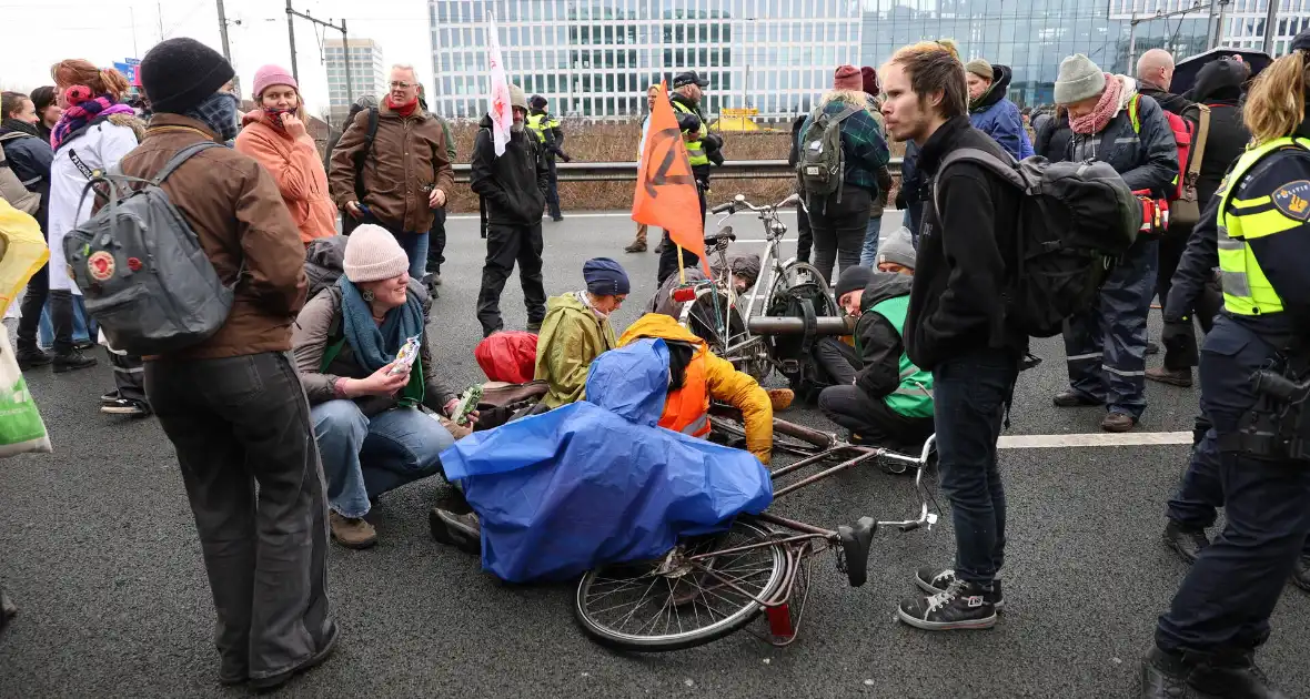 Meer dan 300 aanhoudingen bij demonstratie - Foto 7