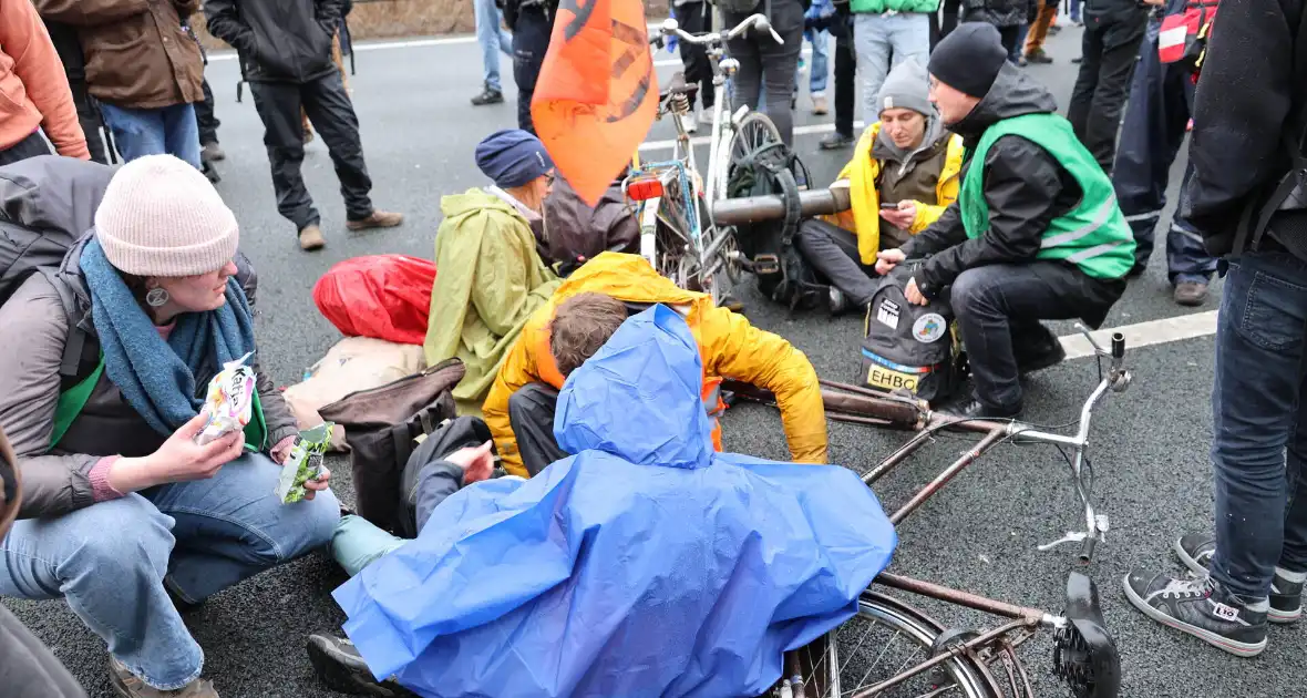 Meer dan 300 aanhoudingen bij demonstratie - Foto 8