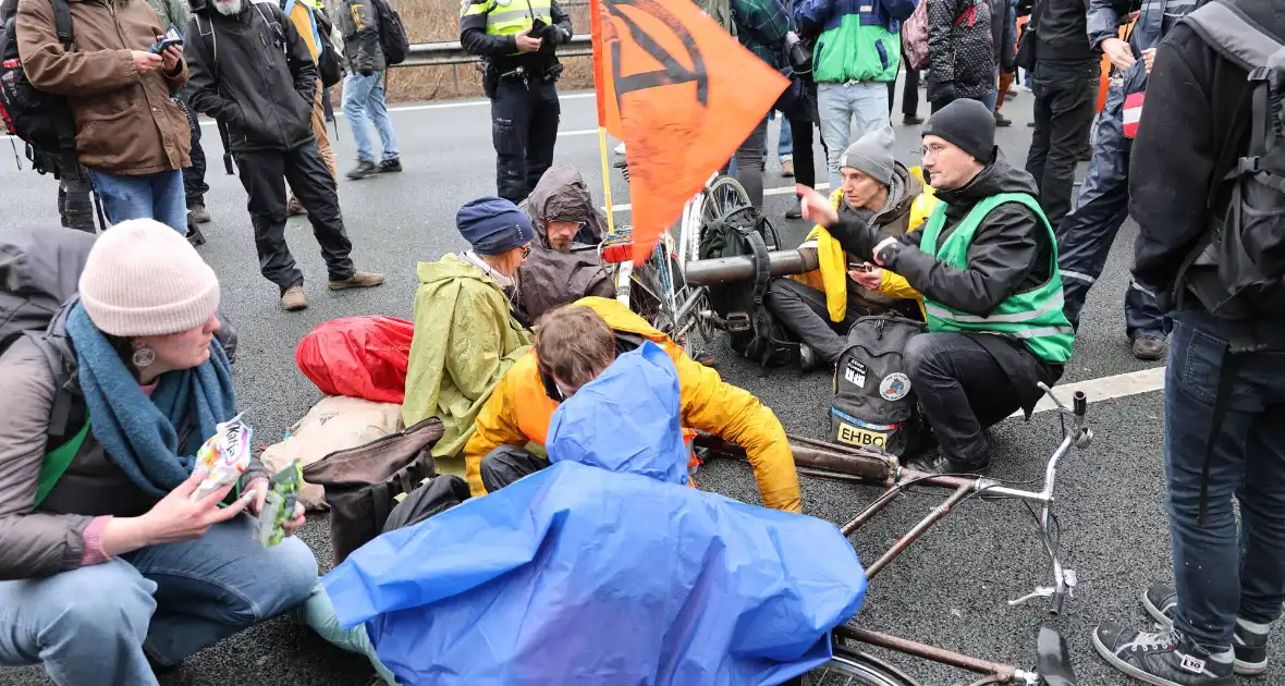 Meer dan 300 aanhoudingen bij demonstratie - Foto 9