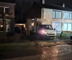 Politie ruimt hennepkwekerij uit woning