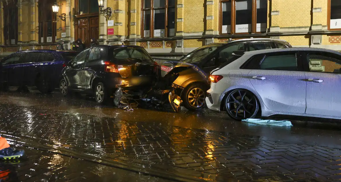 Fikse ravage bij aanrijding tussen meerdere voertuigen