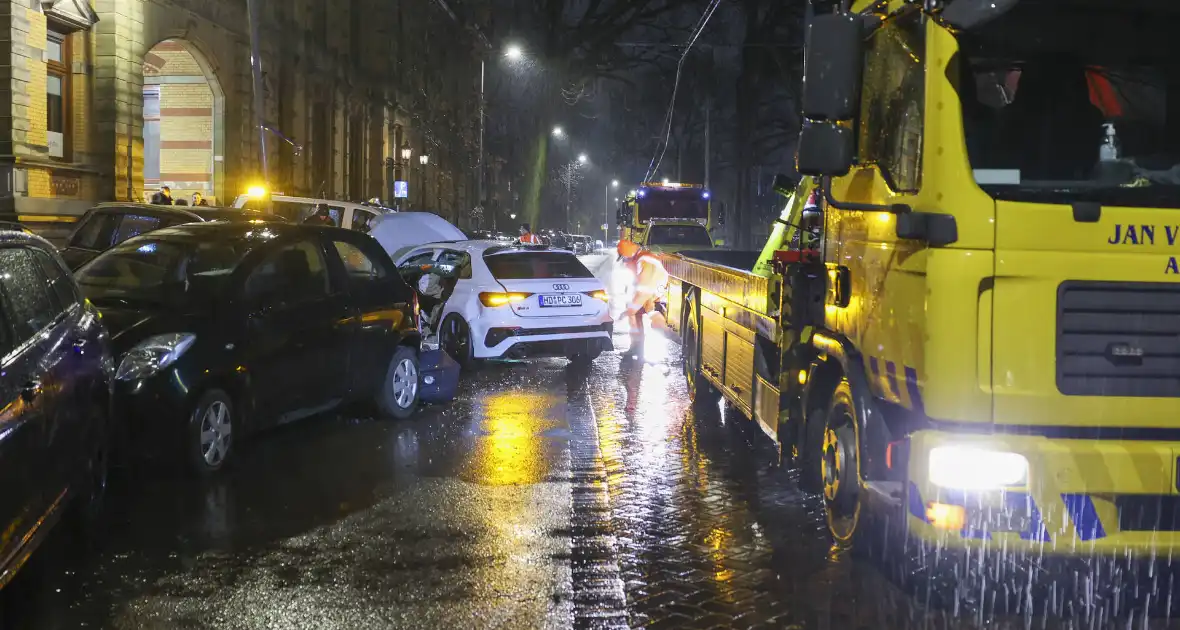 Fikse ravage bij aanrijding tussen meerdere voertuigen - Foto 3