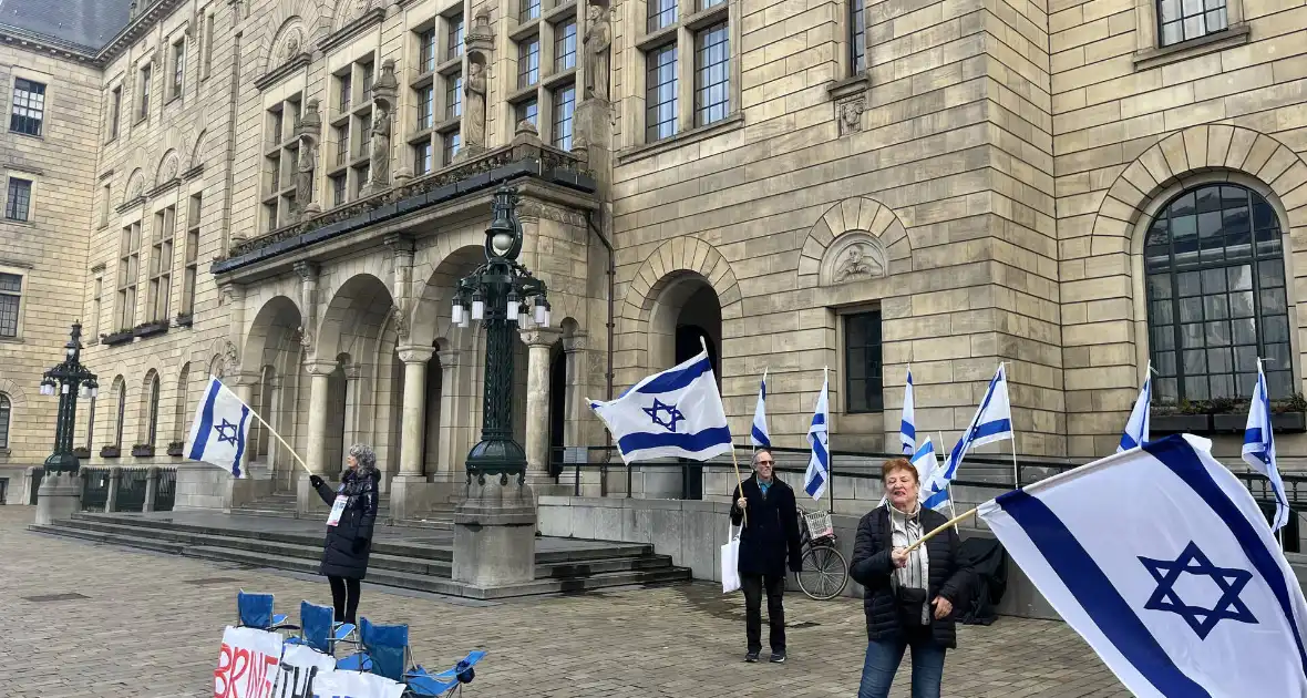 Pro Israëlische demonstratie bij gemeentehuis - Foto 6