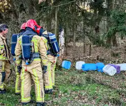 Onderzoek naar gedumpte vaten in bosgebied