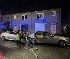 Twee auto's in brand