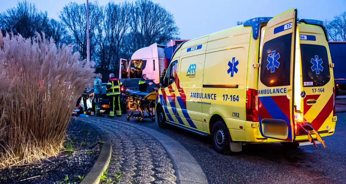 Gewonde bij zware aanrijding - Foto 3