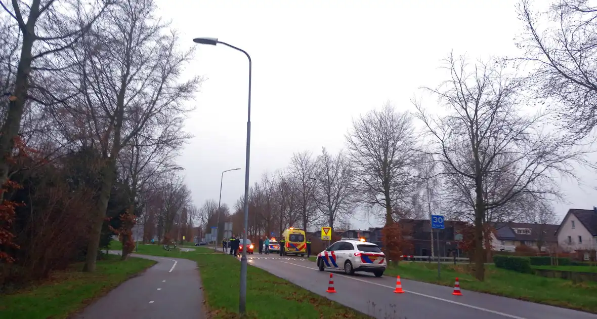 Fietser gewond naar het ziekenhuis na aanrijding met auto