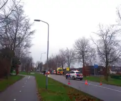 Fietser gewond naar het ziekenhuis na aanrijding met auto