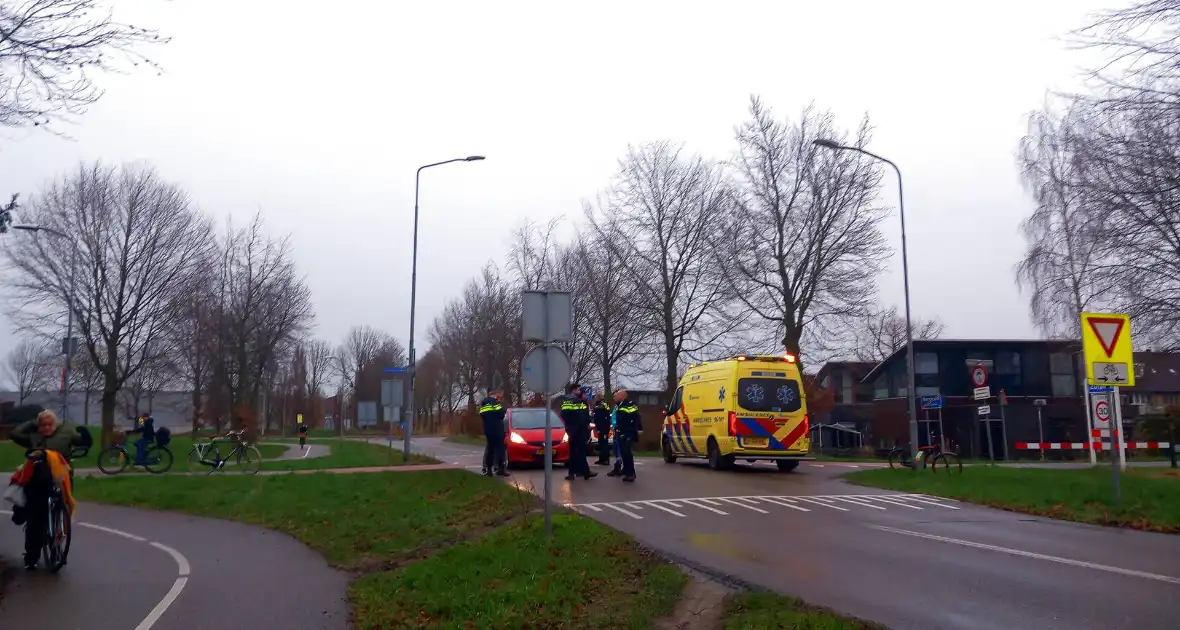 Fietser gewond naar het ziekenhuis na aanrijding met auto - Foto 1