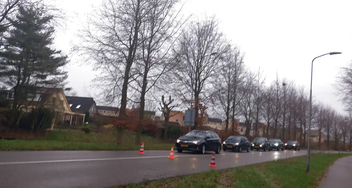 Fietser gewond naar het ziekenhuis na aanrijding met auto - Foto 2