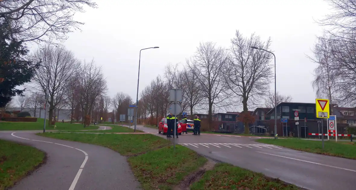 Fietser gewond naar het ziekenhuis na aanrijding met auto - Foto 3