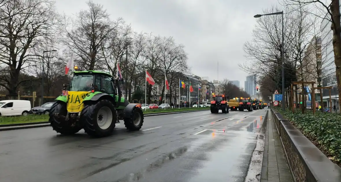 Boeren trekken richting euro parlement - Foto 11