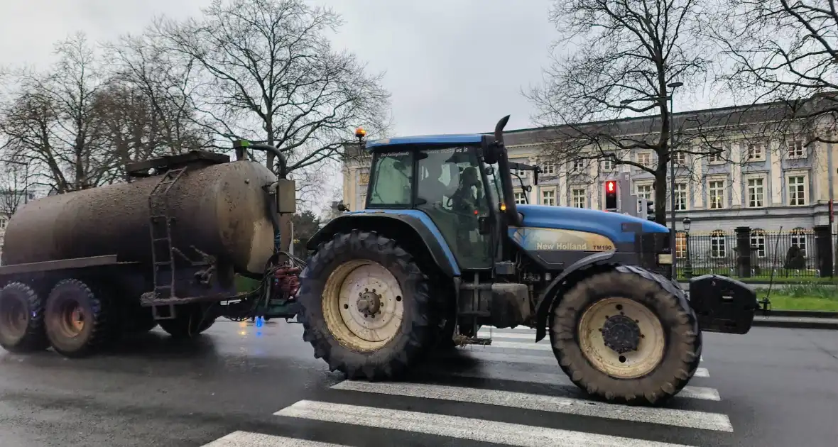 Boeren trekken richting euro parlement - Foto 12