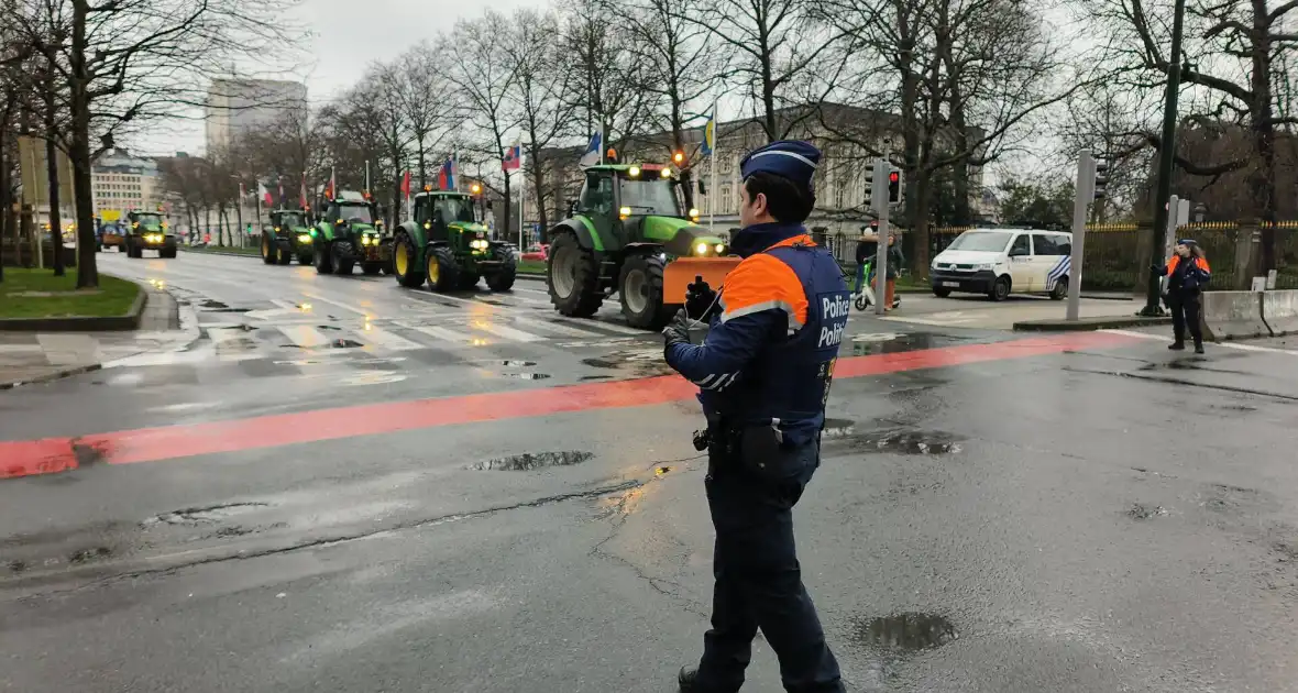 Boeren trekken richting euro parlement - Foto 14