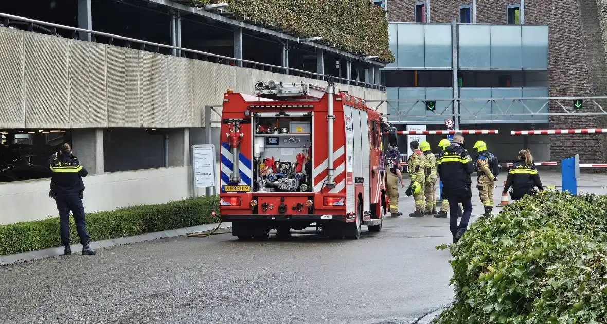 Autobrand in parkeergarage van ziekenhuis - Foto 1