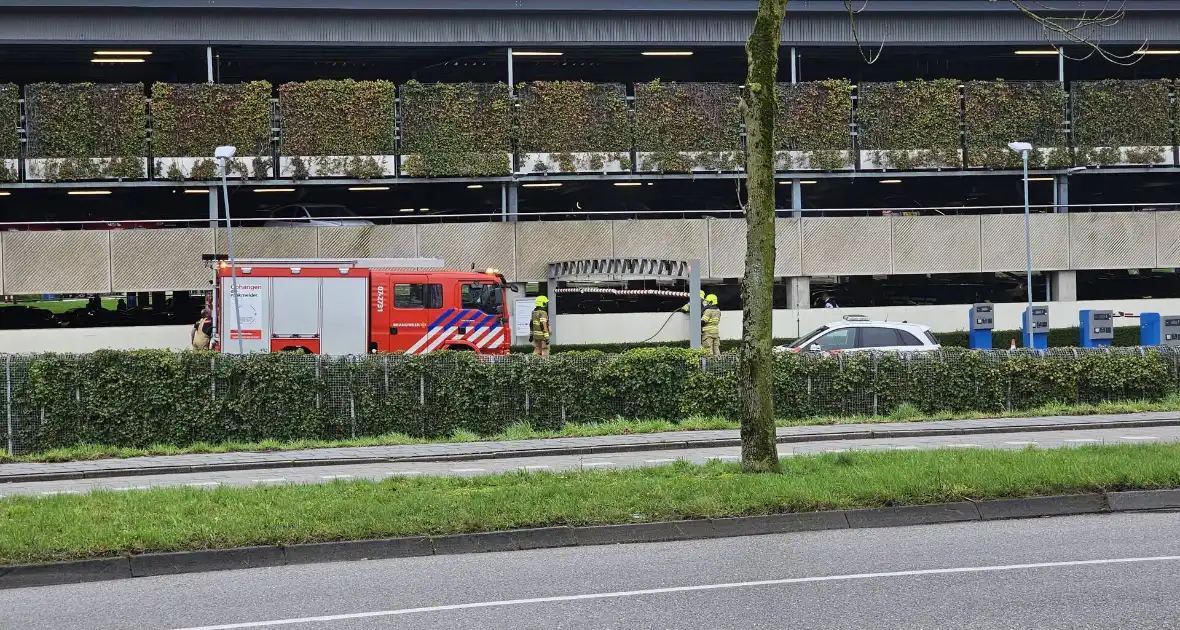 Autobrand in parkeergarage van ziekenhuis - Foto 2