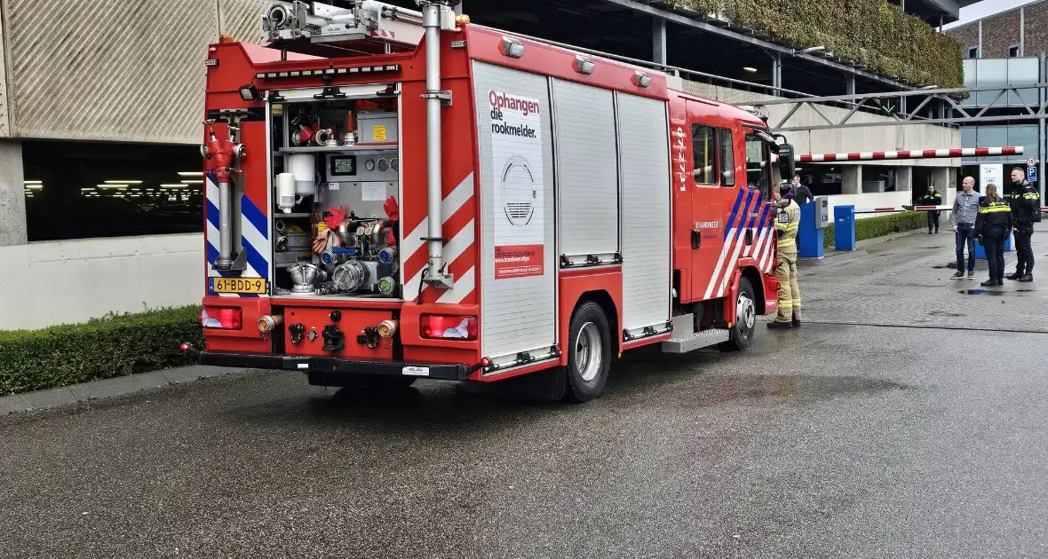 Autobrand in parkeergarage van ziekenhuis - Foto 3