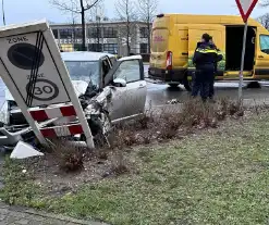 Automobilist en pakketbezorger botsen op elkaar