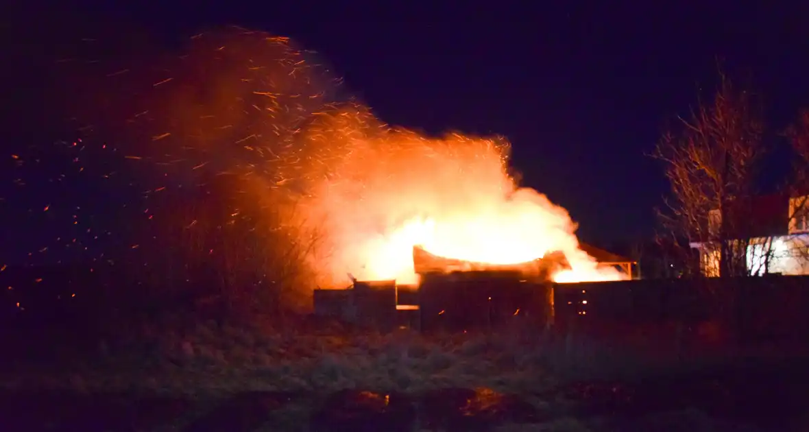 Brand verwoest tuinhuis op woonwagenkamp - Foto 9
