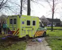 Brandweer trekt vastgereden ambulance los