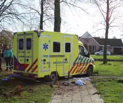 Vastgereden ambulance losgetrokken door graafmachine