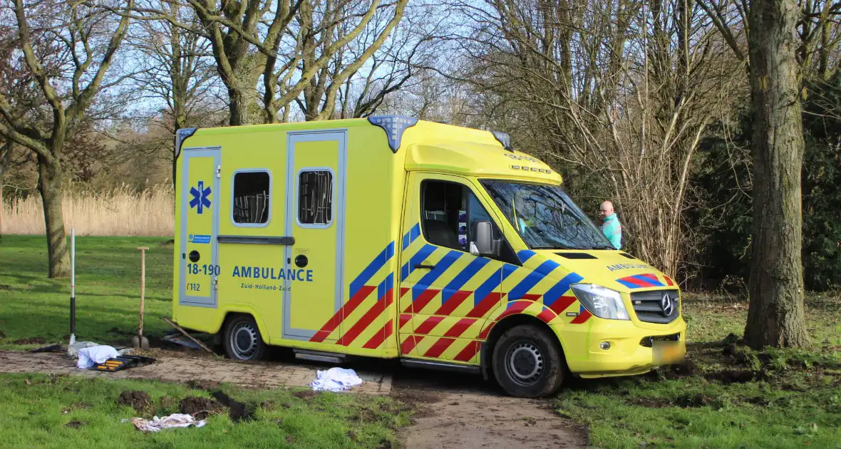 Vastgereden ambulance losgetrokken door graafmachine - Foto 1