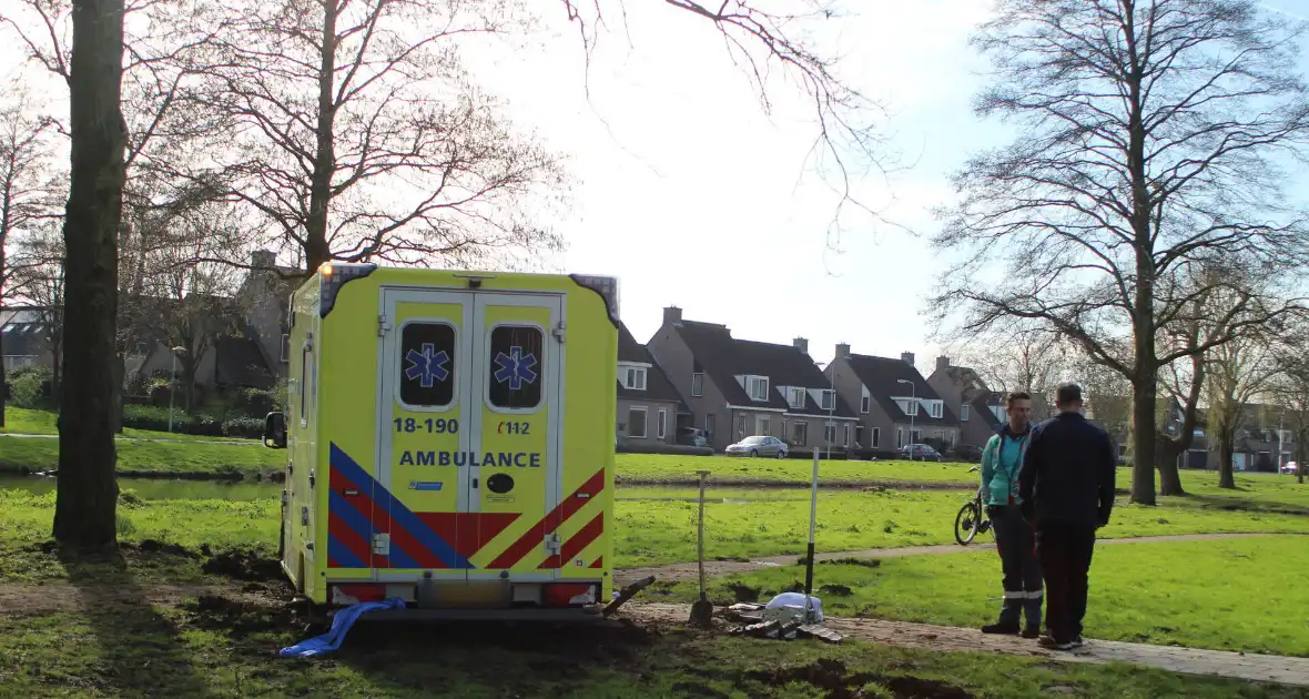 Vastgereden ambulance losgetrokken door graafmachine - Foto 2