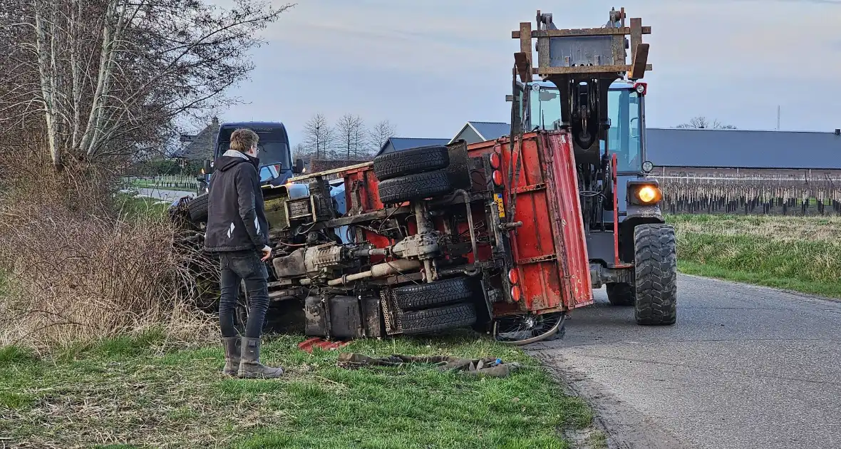 Gekantelde landbouwvoertuig plet fiets - Foto 1