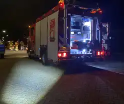 Brandweer spoelt riool na benzinelucht