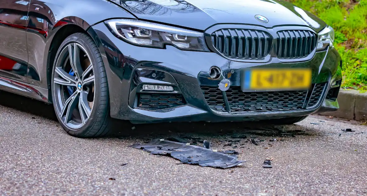 Explosie bij geparkeerde BMW-auto in Nieuwland - Foto 4
