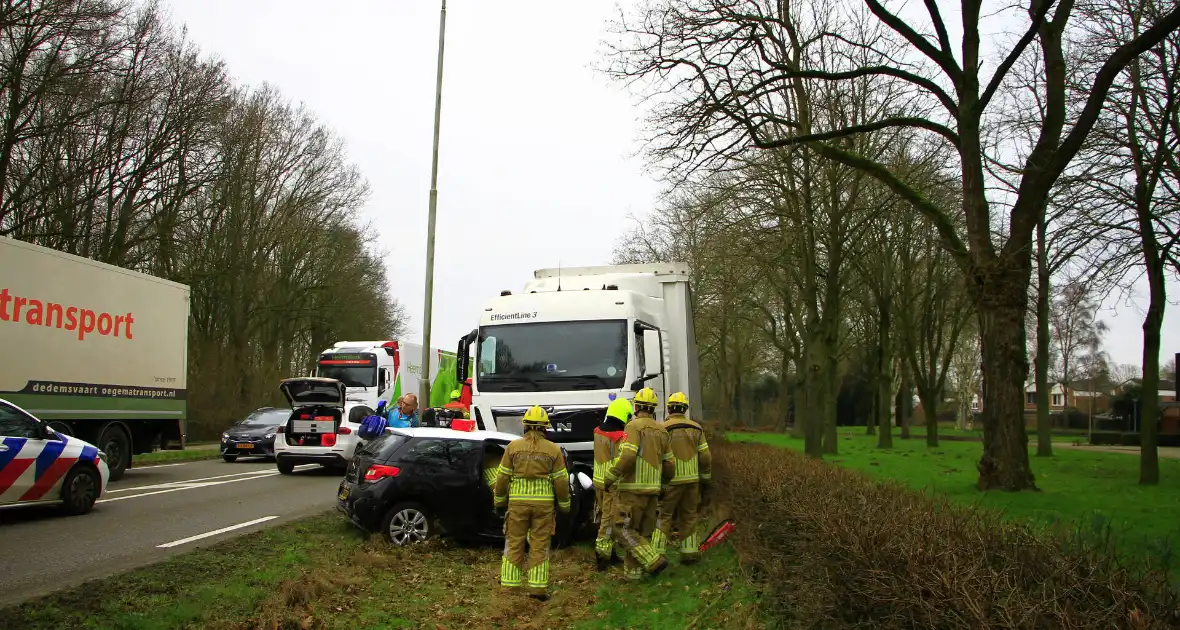 Automobilist bekneld na aanrijding met vrachtwagen