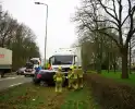 Automobilist bekneld na aanrijding met vrachtwagen