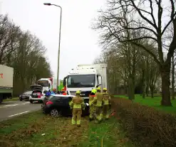 Automobilist bekneld na aanrijding met vrachtwagen