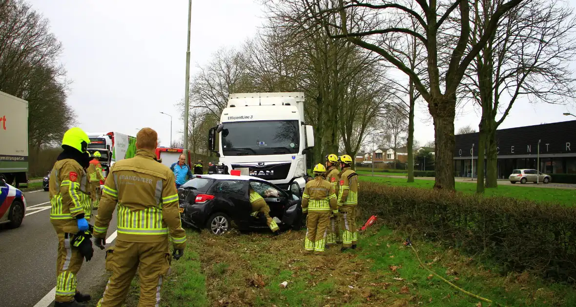 Automobilist bekneld na aanrijding met vrachtwagen - Foto 1