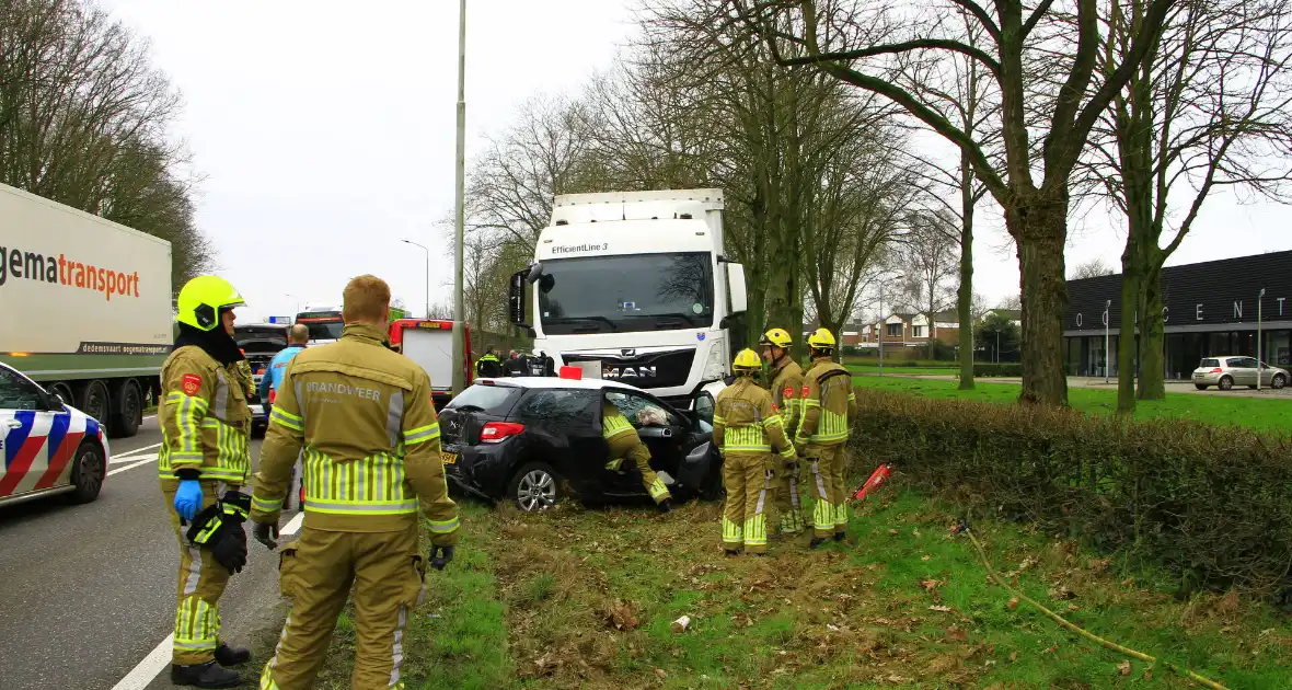 Automobilist bekneld na aanrijding met vrachtwagen - Foto 2