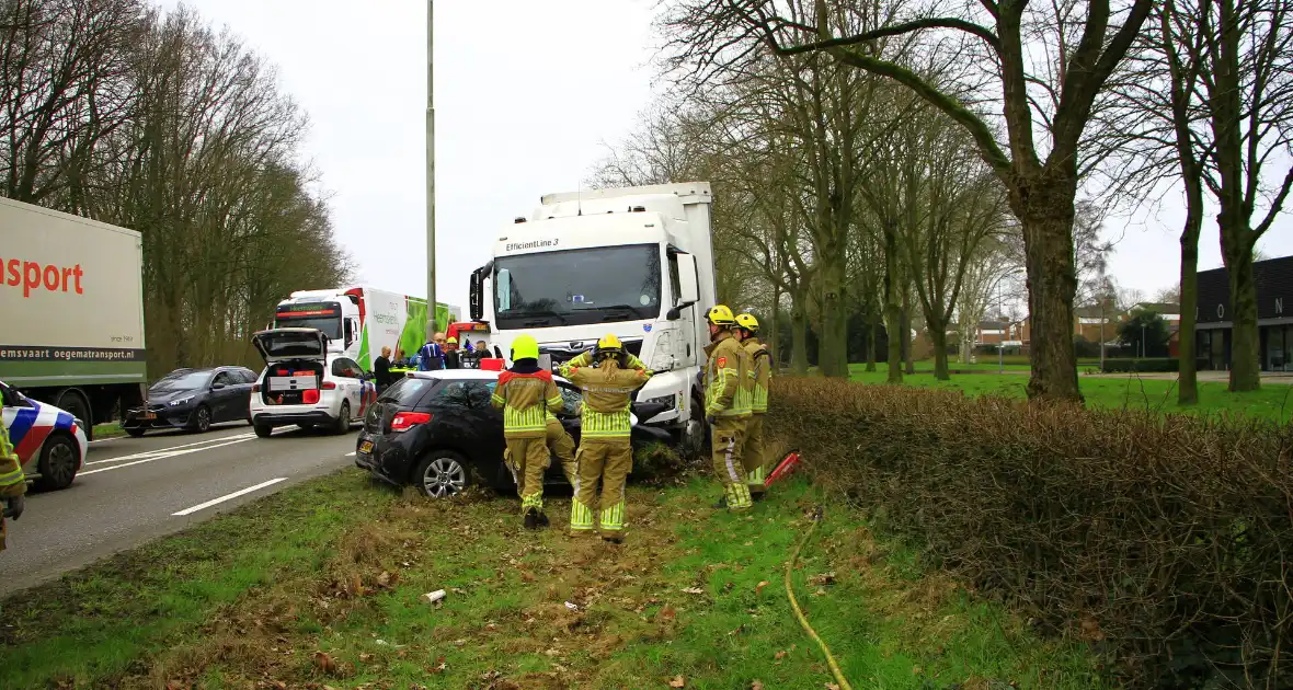 Automobilist bekneld na aanrijding met vrachtwagen - Foto 3