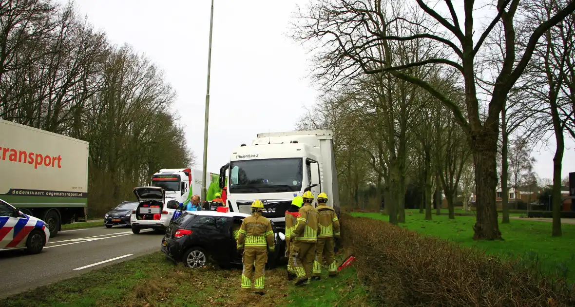 Automobilist bekneld na aanrijding met vrachtwagen - Foto 4