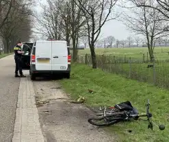 Fietser geschept door achteruitrijdende bezorger