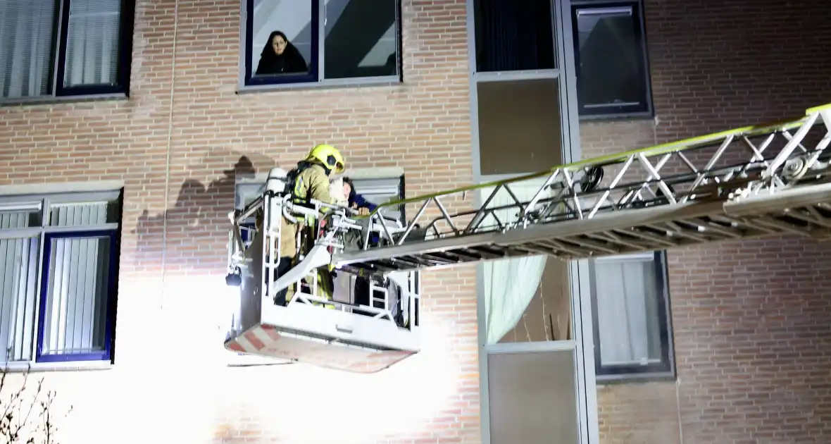 Meerdere bewoners gered bij hevige woningbrand