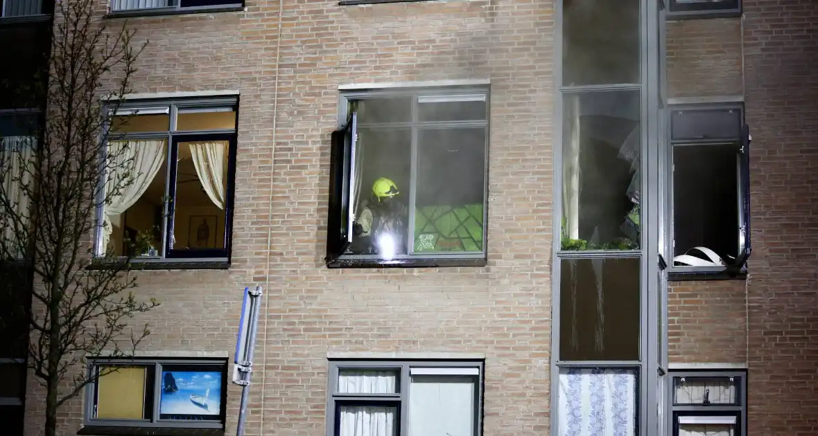 Meerdere bewoners gered bij hevige woningbrand - Foto 2