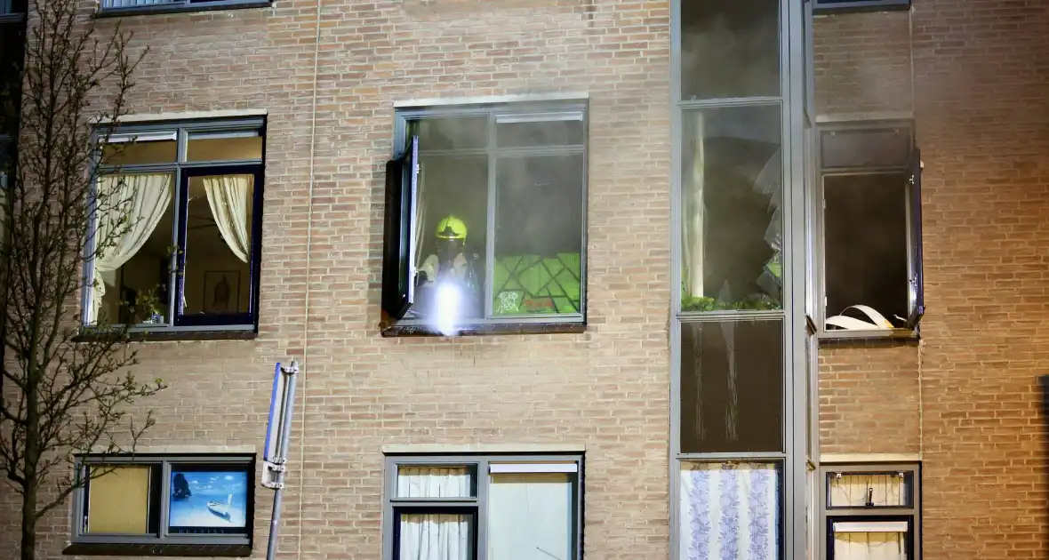 Meerdere bewoners gered bij hevige woningbrand - Foto 5