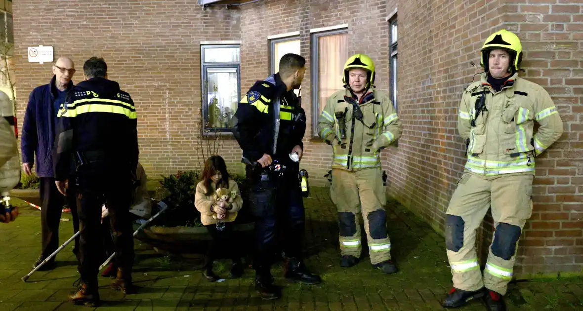 Meerdere bewoners gered bij hevige woningbrand - Foto 9