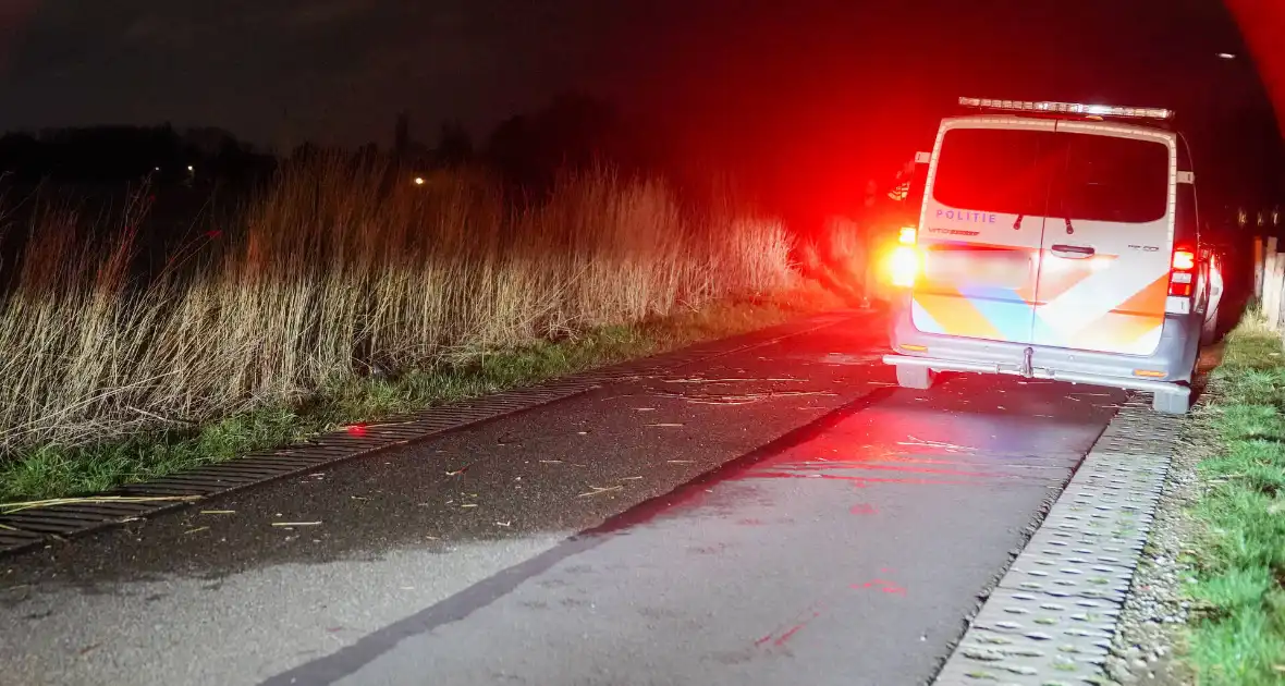 Automobilist verliest macht over stuur en belandt in het water - Foto 1