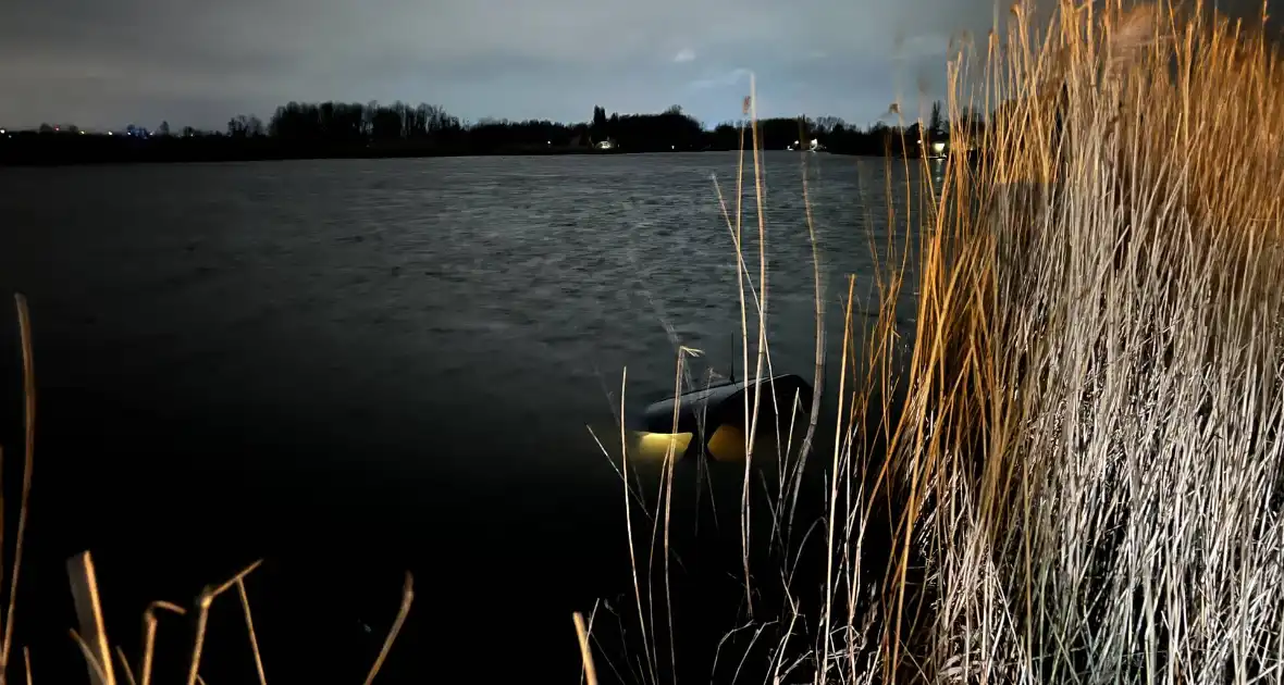 Automobilist verliest macht over stuur en belandt in het water - Foto 4