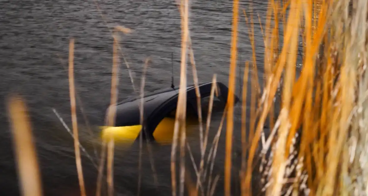 Automobilist verliest macht over stuur en belandt in het water - Foto 5