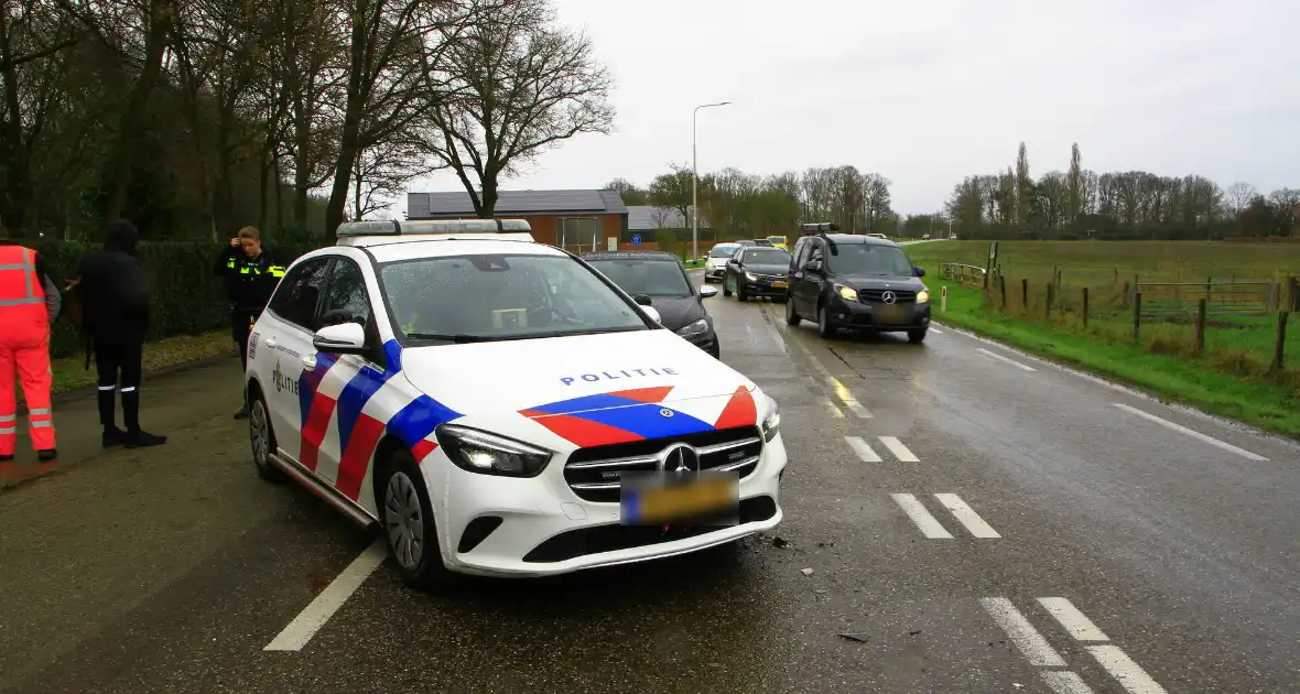 Politie voertuig en personenauto botsen op elkaar