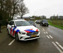 Politie voertuig en personenauto botsen op elkaar